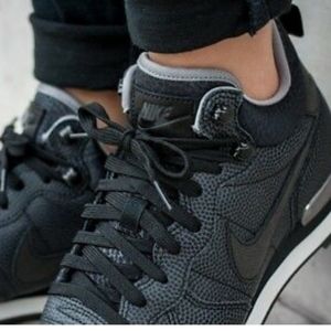 NIKE Internationalist Mid Leather Sneaker size 7.5